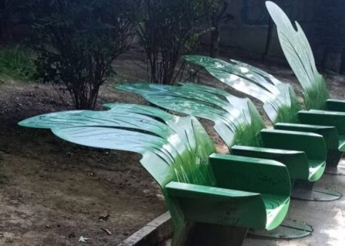 panchine piegate ai giardini Alganon