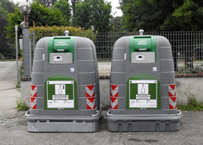 38 - posizionamento contenitori raccolta vetro separato per colore