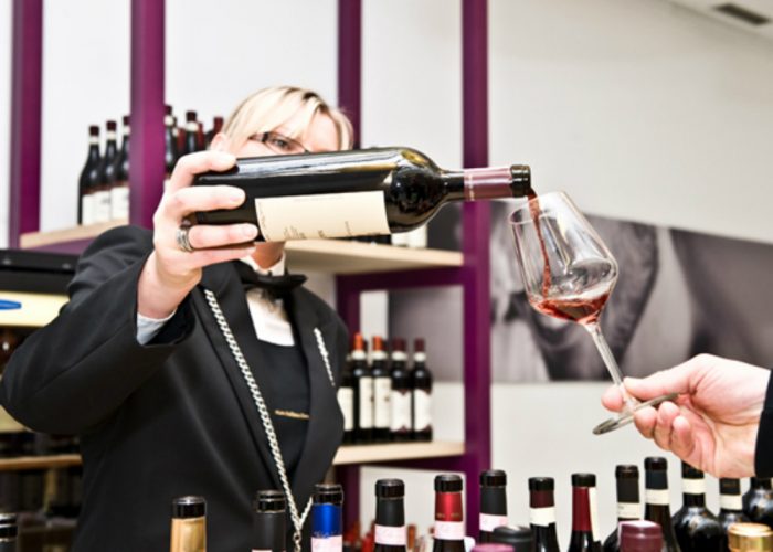 400 etichette per "Vinum", mentre al Ricetto di Candelo arrivano gli artigiani