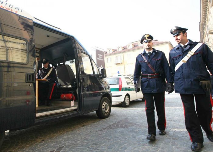 49enne in stato di ubriachezza molestaaggredisce i carabinieri, denunciato