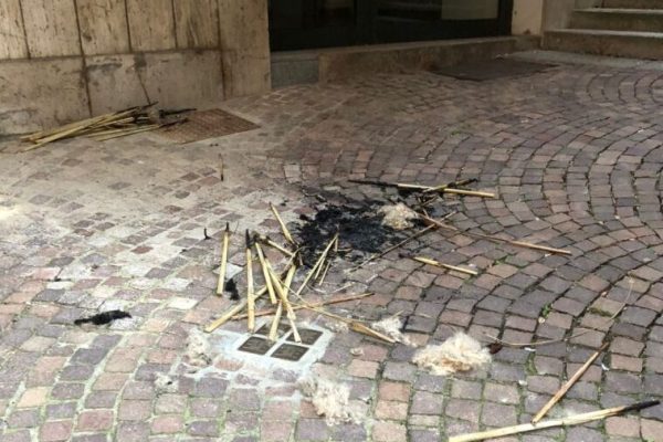 Un atto vandalico sulle pietre d'inciampo