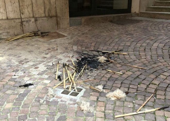 Un atto vandalico sulle pietre d'inciampo