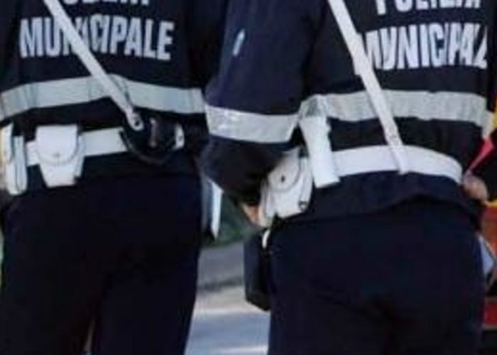 60enne salvato in casa dai vigili urbani