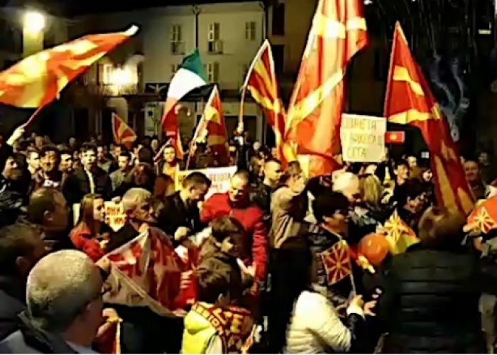 A Canelli la marcia di protesta di 500 macedoni