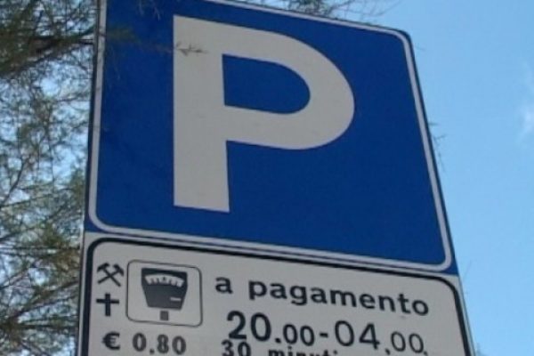Aggredita dopo l'urto in auto: ha il femore rotto