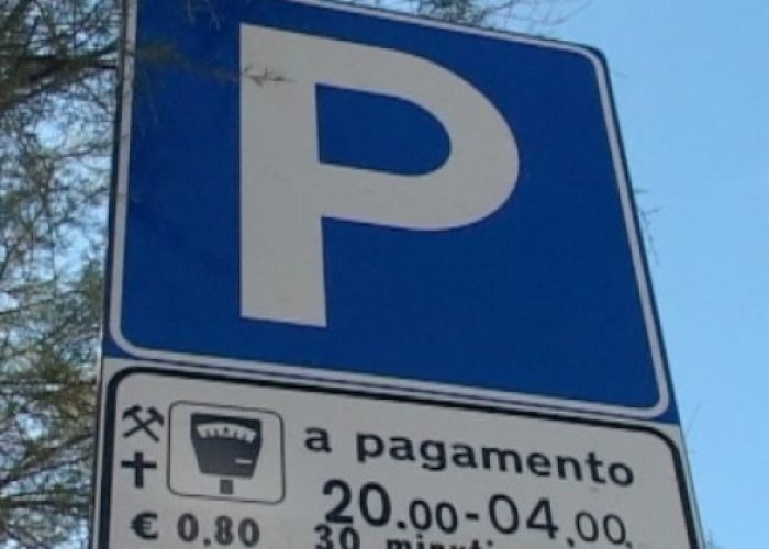 Aggredita dopo l'urto in auto: ha il femore rotto