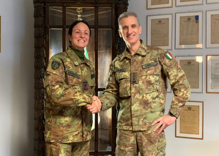 Alice Franco con il comandante del 6° reggimento Alpini