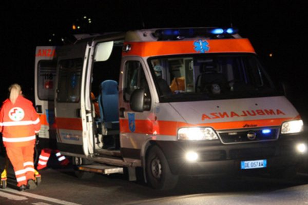 L'ambulanza interviene sul luogo dell'incidente