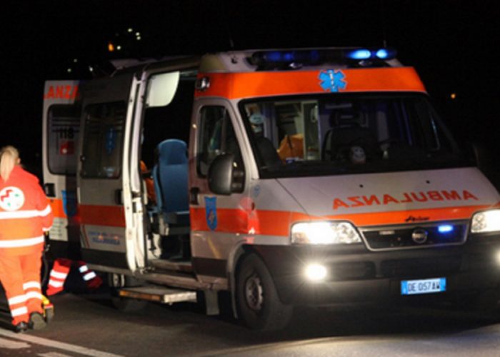L'ambulanza interviene sul luogo dell'incidente