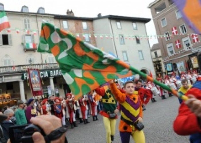 Anche il Palio di Asti saluta gli alpini