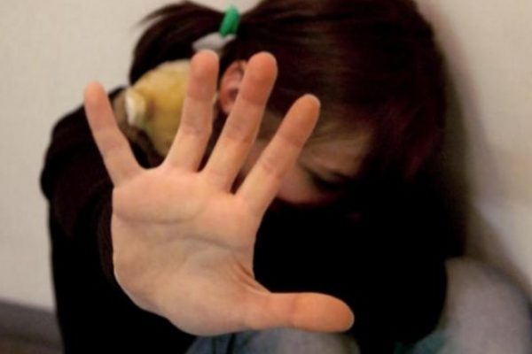 Arrestati per maltrattamenti su bimba di 10 anni