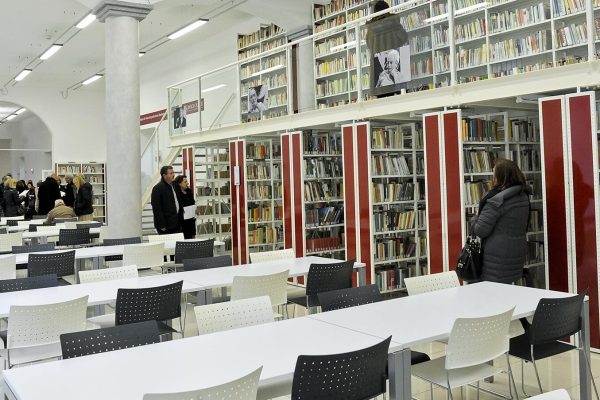La biblioteca di Asti dove, sabato, torna il Mercatino dei libri