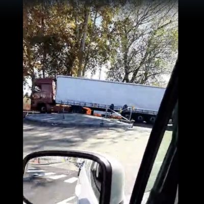 Camion rotonda corso Savona