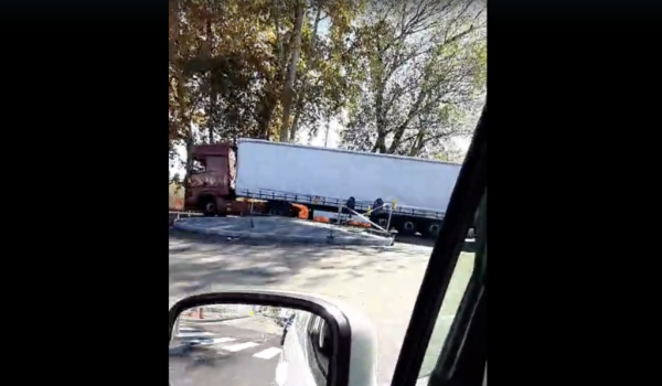 Camion rotonda corso Savona