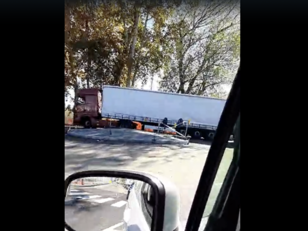 Camion rotonda corso Savona