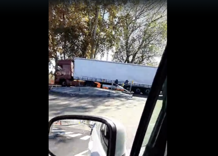 Camion rotonda corso Savona