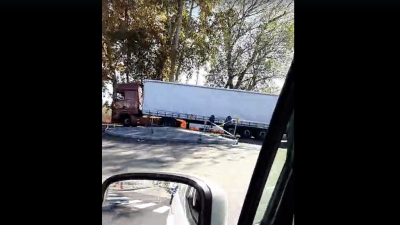 Camion rotonda corso Savona