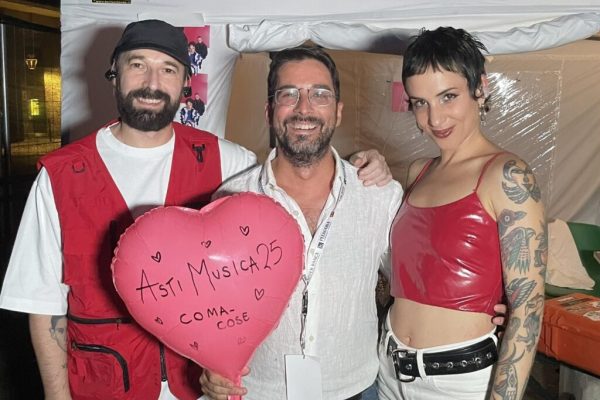 Candelaresi con Coma Cose sito