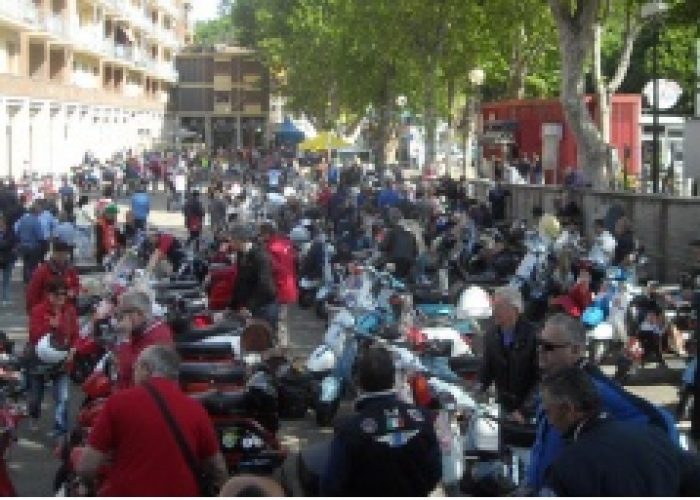 Canelli aspetta il Vespa raduno, tour sulle colline patrimonio Unesco
