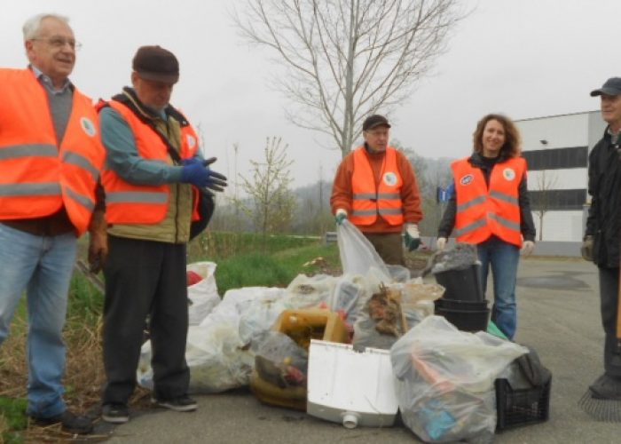 Canelli, termosifoni e materassi tra i rifiuti