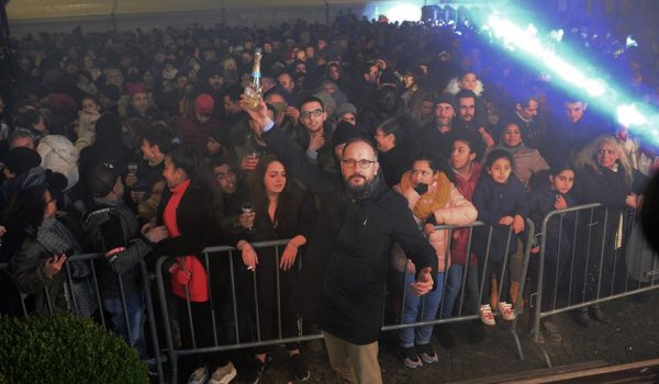 Il sindaco versa da bere vagli astigiani