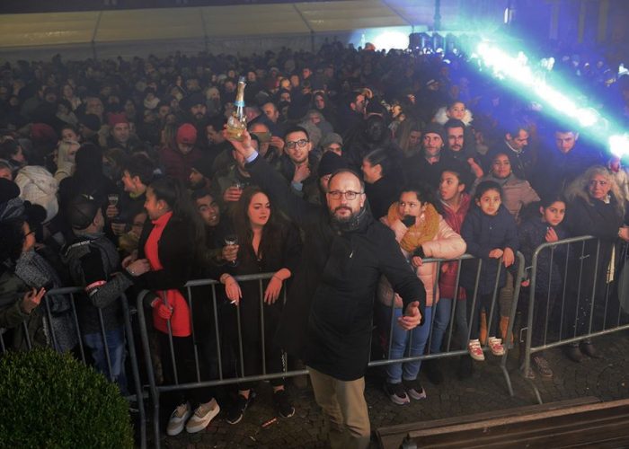 Il sindaco versa da bere vagli astigiani