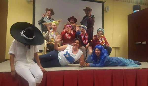 Un momento della festa di Carnevale con gli "artisti" sul piccolo palco della Casa di Riposo