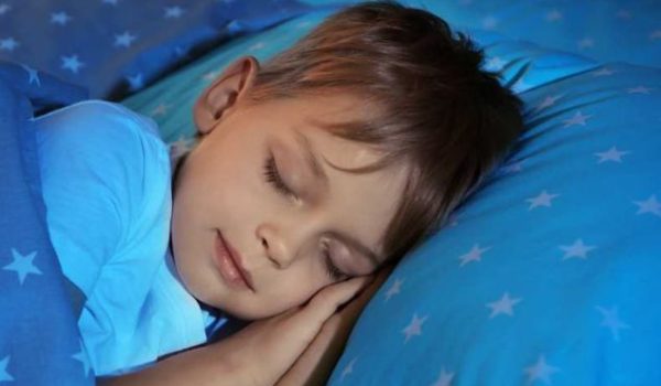 Carzino bambino che dorme