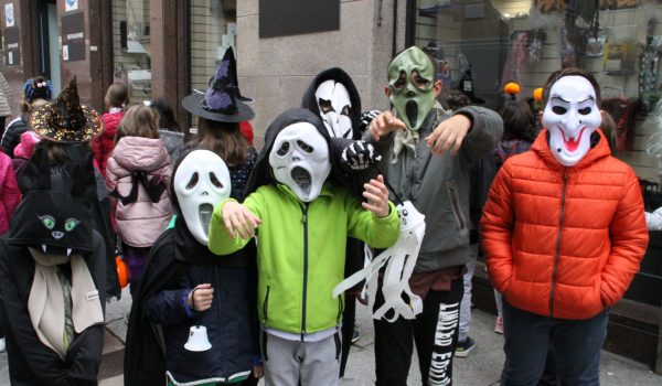 Bambini in maschera in corso Alfieri