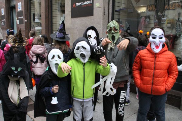 Bambini in maschera in corso Alfieri