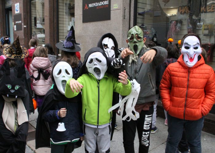 Bambini in maschera in corso Alfieri