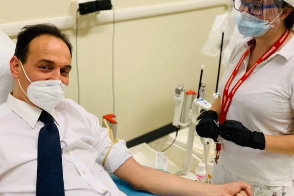 Alberto Cirio dona plasma
