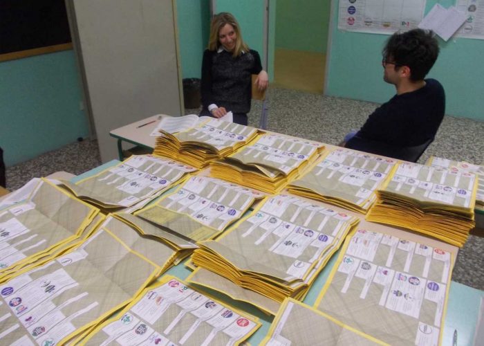 Scrutatori nel seggi elettorale