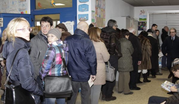 La lunga fila di attesa in uno dei seggi della città