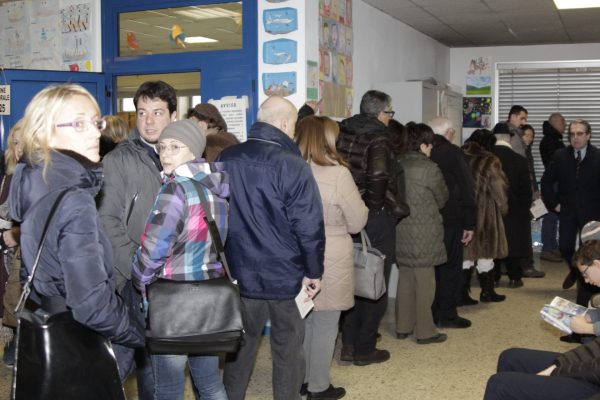 La lunga fila di attesa in uno dei seggi della città