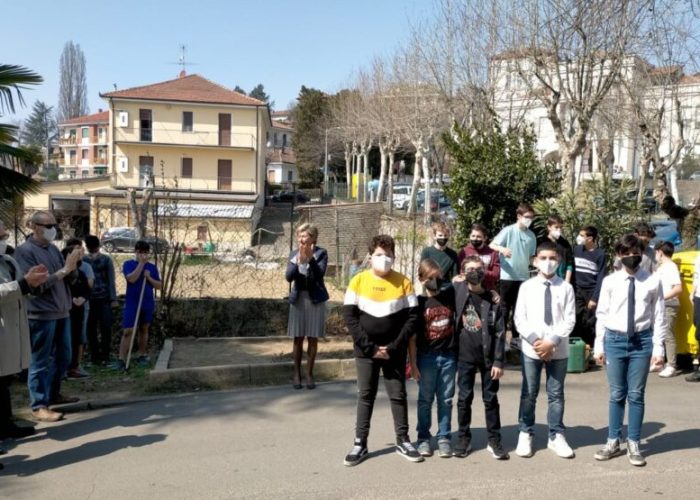 Da sinistra i familiari della cara collega scomparsa, la Dirigente Scolastica e i vincitori del concorso