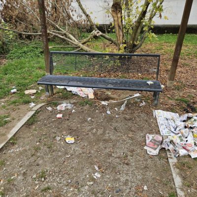 Degrado area cani e giardino via Cavalla