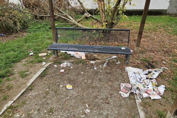 Degrado area cani e giardino via Cavalla