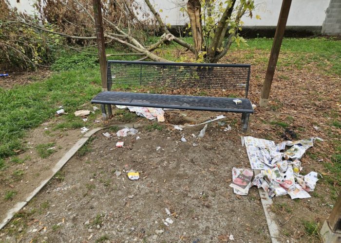 Degrado area cani e giardino via Cavalla