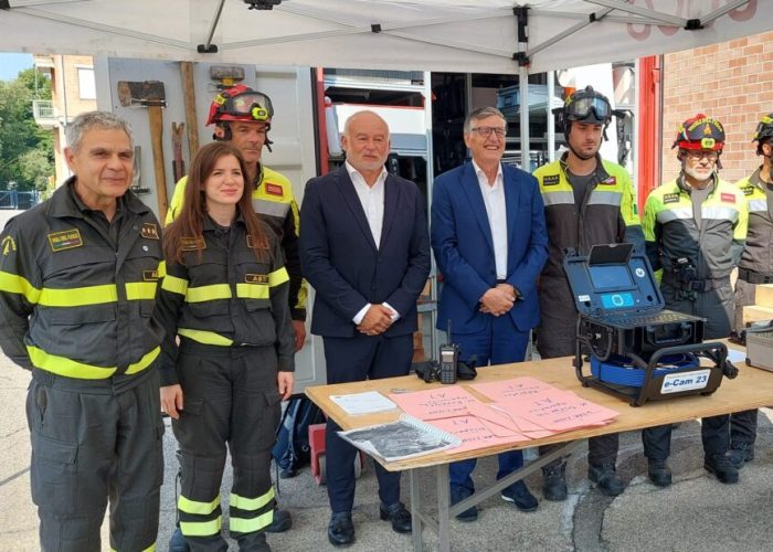 Donazione strumenti ai vigili del fuoco