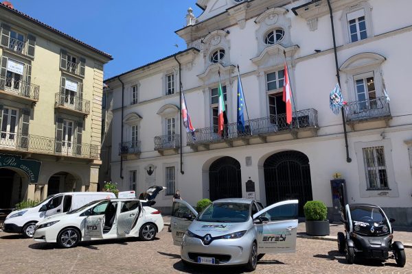 Le quattro auto donate dalla Errebi al Comune