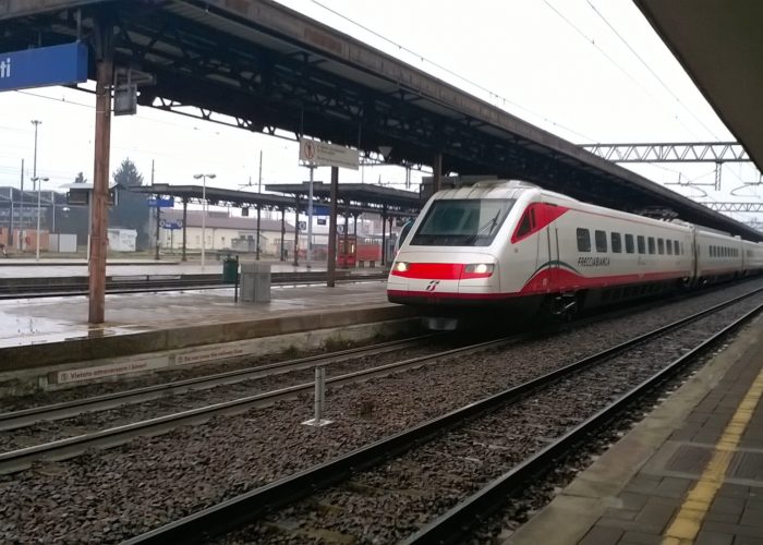 ETR.460 in servizio Frecciabianca in sosta presso la stazione di Asti.