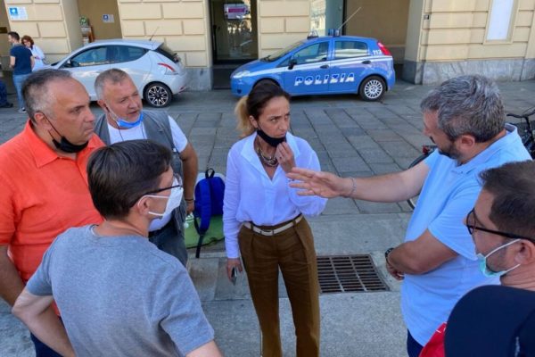 Elena Chiorino con i lavoratori Embraco