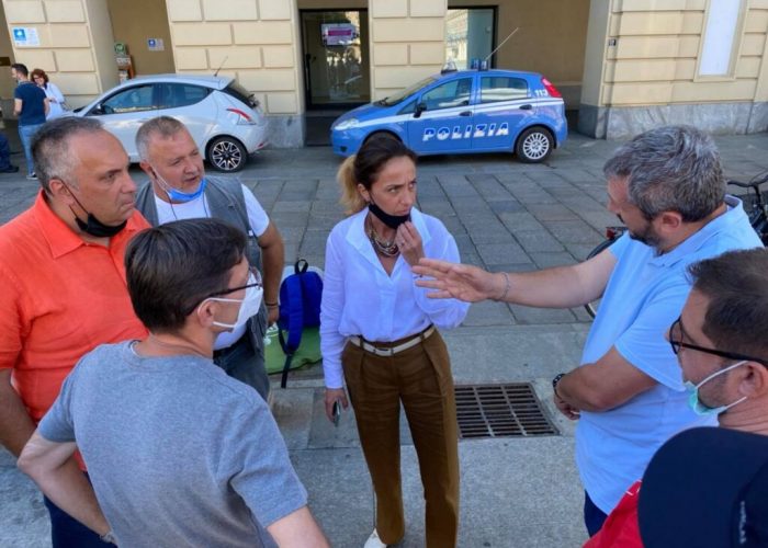 Elena Chiorino con i lavoratori Embraco