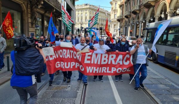 I lavoratori Embraco sfilano al Giro d'Italia