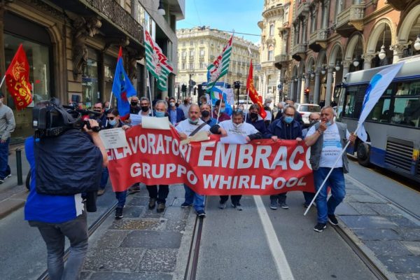 I lavoratori Embraco sfilano al Giro d'Italia