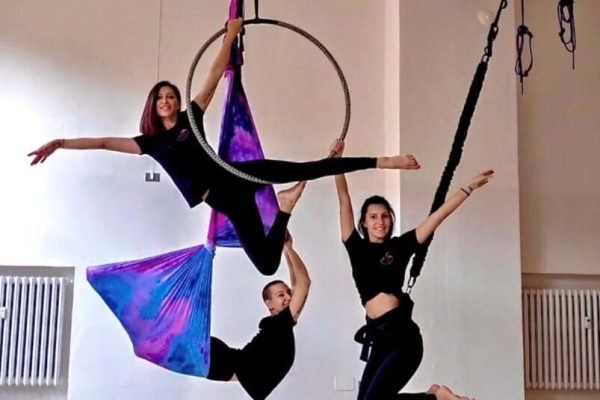 Evoluzioini aeree all'Aire Fitness Studio di via Provenzale