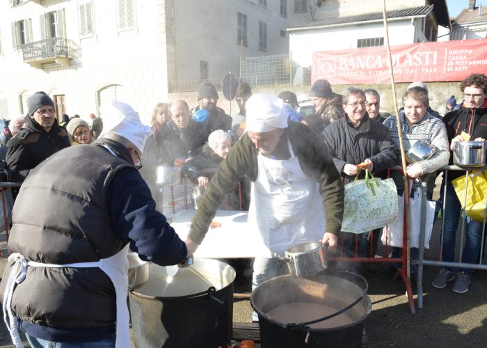 Un momento della cottura della fagiolata di Castiglione