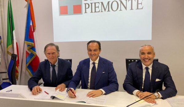 Firma contributo centro sportivo Dusino