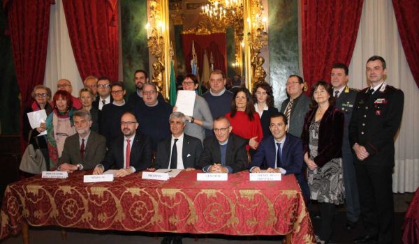 Il tavolo dei firmatari del protocollo
